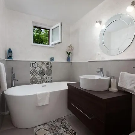 Marija アパート Bast